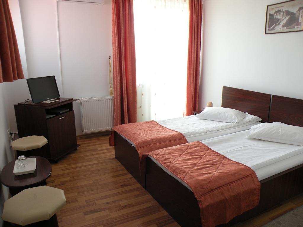 Pensiunea Octogon Piatra Neamţ Esterno foto